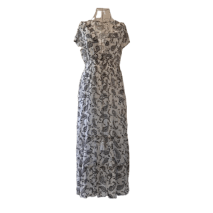 VESTIDO LARGO BLANCO CON ESTAMPADO PAISLEY EN NEGRO. ESCOTE CRUZADO CON FORMA DE PICO, MANGA CORTA Y CINTURA ENGOMADA. TALLA ÚNICA.
