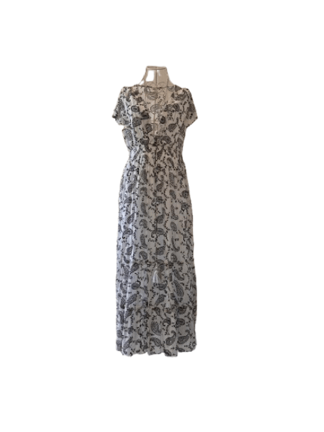 VESTIDO LARGO BLANCO CON ESTAMPADO PAISLEY EN NEGRO. ESCOTE CRUZADO CON FORMA DE PICO, MANGA CORTA Y CINTURA ENGOMADA. TALLA ÚNICA.