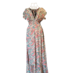 VESTIDO LARGO, ESCOTE DELANTERO Y TRASERO EN PICO PROFUNDO, MANGA JAPONESA, CINTURA ENGOMADA Y VOLANTE EN EL BAJO. ESTAMPADO EN COLORES ROSA, TURQUESA Y BEIGE. TALLA ÚNICA.