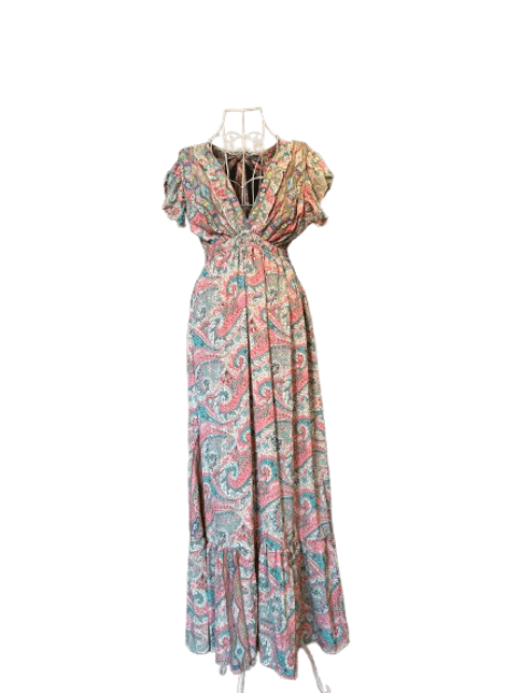 VESTIDO LARGO, ESCOTE DELANTERO Y TRASERO EN PICO PROFUNDO, MANGA JAPONESA, CINTURA ENGOMADA Y VOLANTE EN EL BAJO. ESTAMPADO EN COLORES ROSA, TURQUESA Y BEIGE. TALLA ÚNICA.