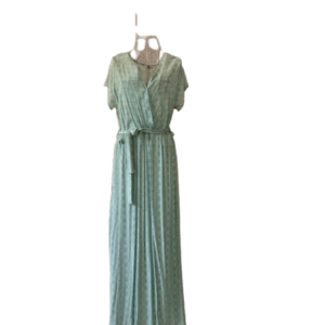 VESTIDO ESTAMPADO PAISLEY EN COLOR VERDE MENTA Y BLANCO, MANGA CORTA, ESCOTE DE PICO CRUZADO, CINTURA ENGOMADA Y CINTURÓN A JUEGO. TALLA ÚNICA.