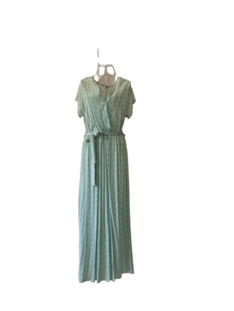 VESTIDO ESTAMPADO PAISLEY EN COLOR VERDE MENTA Y BLANCO, MANGA CORTA, ESCOTE DE PICO CRUZADO, CINTURA ENGOMADA Y CINTURÓN A JUEGO. TALLA ÚNICA.