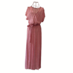 VESTIDO ESTAMPADO PAISLEY EN TONOS ROSAS Y BLANCOS, MANGA CORTA, ESCOTE DE PICO CRUZADO, CINTURA ENGOMADA Y CINTURÓN A JUEGO. TALLA ÚNICA.