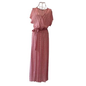 VESTIDO ESTAMPADO PAISLEY EN TONOS ROSAS Y BLANCOS, MANGA CORTA, ESCOTE DE PICO CRUZADO, CINTURA ENGOMADA Y CINTURÓN A JUEGO. TALLA ÚNICA.