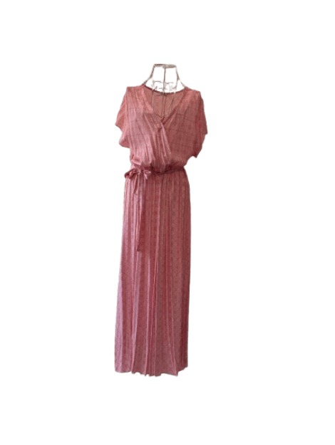 VESTIDO ESTAMPADO PAISLEY EN TONOS ROSAS Y BLANCOS, MANGA CORTA, ESCOTE DE PICO CRUZADO, CINTURA ENGOMADA Y CINTURÓN A JUEGO. TALLA ÚNICA.