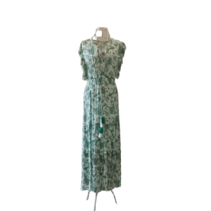 VESTIDO LARGO, ESTAMPADO PAISLEY EN COLORES VERDES Y BLANCOS, MANGA ESTILO JAPONESA, CINTURA ENGOMADA Y VOLANTE EN EL BAJO. TALLA ÚNICA.