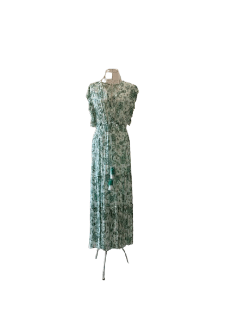 VESTIDO LARGO, ESTAMPADO PAISLEY EN COLORES VERDES Y BLANCOS, MANGA ESTILO JAPONESA, CINTURA ENGOMADA Y VOLANTE EN EL BAJO. TALLA ÚNICA.