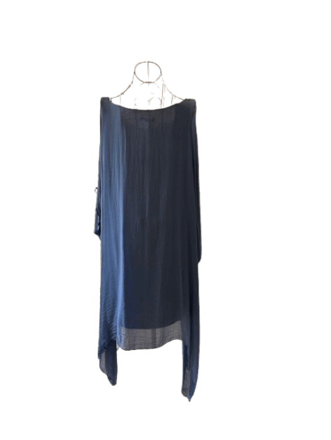 VESTIDO CORTO DE SEDA COLOR AZUL CIÁN, FORRADO Y MANGA DE MURCIÉLAGO. TALLA UNICA.
