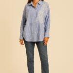 CAMISA AZUL RAYAS BLANCAS, MANGA LARGA Y DETALLE FLORAL BORDADO EN BLANCO EN EL LATERAL DERECHO