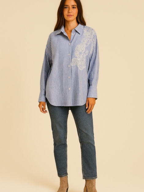 CAMISA AZUL RAYAS BLANCAS, MANGA LARGA Y DETALLE FLORAL BORDADO EN BLANCO EN EL LATERAL DERECHO