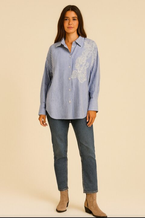 CAMISA AZUL RAYAS BLANCAS, MANGA LARGA Y DETALLE FLORAL BORDADO EN BLANCO EN EL LATERAL DERECHO