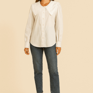 CAMISA POPELÍN BLANCA, MANGA LARGA, CUELLO DE BEBÉ DESTACADO.