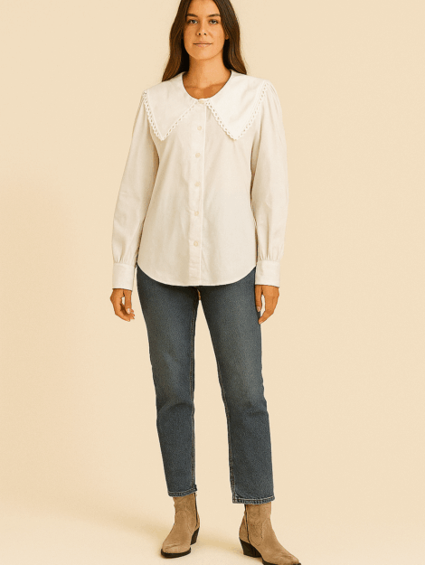 CAMISA POPELÍN BLANCA, MANGA LARGA, CUELLO DE BEBÉ DESTACADO.