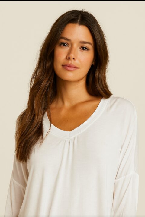 CAMISETA BLANCA CON ESTAMPADO FRONTAL HACIENDO AGUAS, ESCOTE DE PICO Y MANGA LARGA