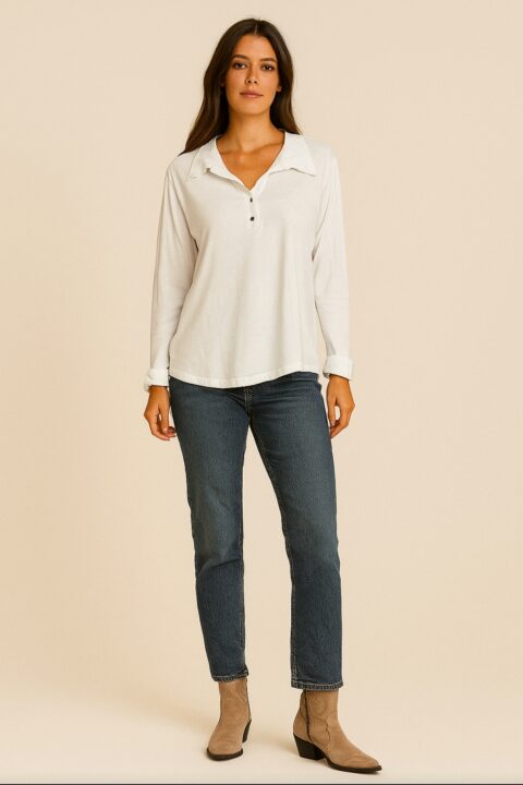 CAMISETA BLANCA TIPO POLO, TEJIDO ALGODÓN, MANGA LARGA.