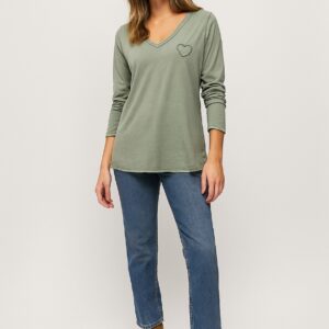 CAMISETA DE ALGODÓN VERDE KAKI, ESCOTE DE PICO Y MANGA LARGA. DETALLE DE CORAZÓN PEQUEÑO EN EL LATERAL IZQUIERDO