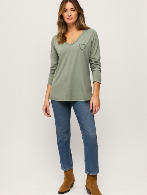 CAMISETA DE ALGODÓN VERDE KAKI, ESCOTE DE PICO Y MANGA LARGA. DETALLE DE CORAZÓN PEQUEÑO EN EL LATERAL IZQUIERDO