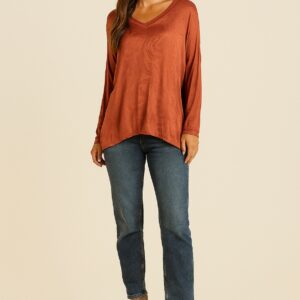 CAMISETA TERRACOTA CON ESTAMPADO FRONTAL HACIENDO AGUAS, ESCOTE DE PICO Y MANGA LARGA