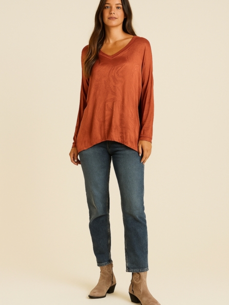 CAMISETA TERRACOTA CON ESTAMPADO FRONTAL HACIENDO AGUAS, ESCOTE DE PICO Y MANGA LARGA