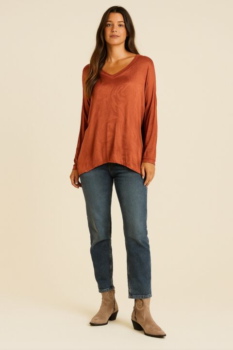 CAMISETA TERRACOTA CON ESTAMPADO FRONTAL HACIENDO AGUAS, ESCOTE DE PICO Y MANGA LARGA