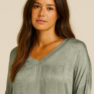 CAMISETA VERDE OLIVA CON ESTAMPADO FRONTAL HACIENDO AGUAS, ESCOTE DE PICO Y MANGA LARGA