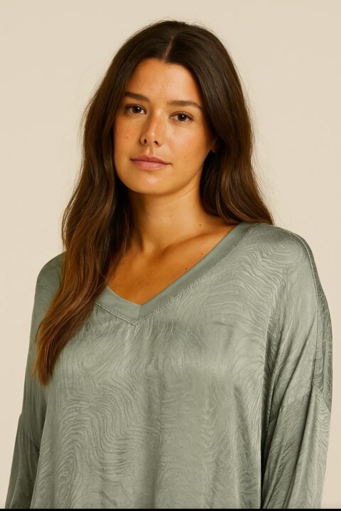 CAMISETA VERDE OLIVA CON ESTAMPADO FRONTAL HACIENDO AGUAS, ESCOTE DE PICO Y MANGA LARGA