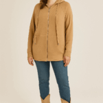 CHAQUETA DE PUNTO COLOR CAMEL CON CREMALLERA CENTRAL, CAPUCHA Y BOLSILLOS LATERALES