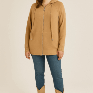 CHAQUETA DE PUNTO COLOR CAMEL CON CREMALLERA CENTRAL, CAPUCHA Y BOLSILLOS LATERALES