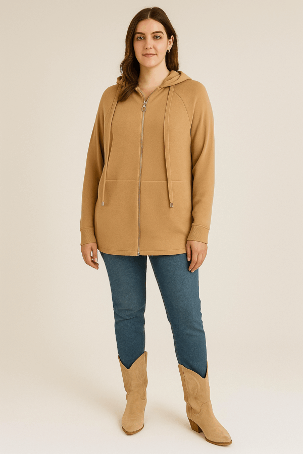 CHAQUETA DE PUNTO COLOR CAMEL CON CREMALLERA CENTRAL, CAPUCHA Y BOLSILLOS LATERALES