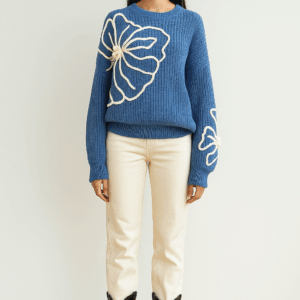 JERSEY DE PUNTO BOBO COLOR AZUL Y ESTAMPADO FLORAL BLANCO EN RELIEVE EN EL LATERAL DERECHO DEL PECHO Y EN LA MANGA IZQUIERDA