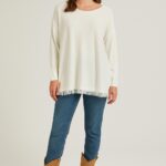 JERSEY FINO COLOR BLANCO, ESCOTE REDONDO Y BAJOS DESFLECADOS