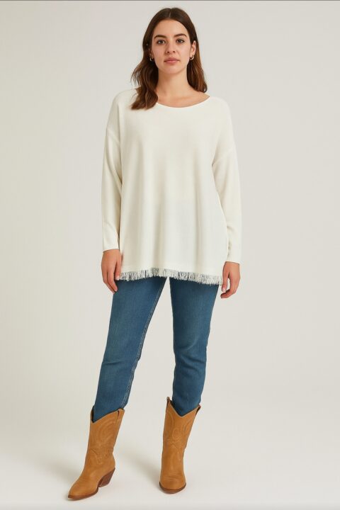 JERSEY FINO COLOR BLANCO, ESCOTE REDONDO Y BAJOS DESFLECADOS