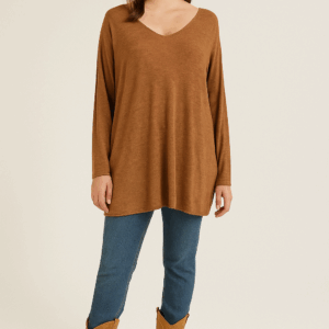 JERSEY FINO COLOR CAMEL, ESCOTE DE PICO.