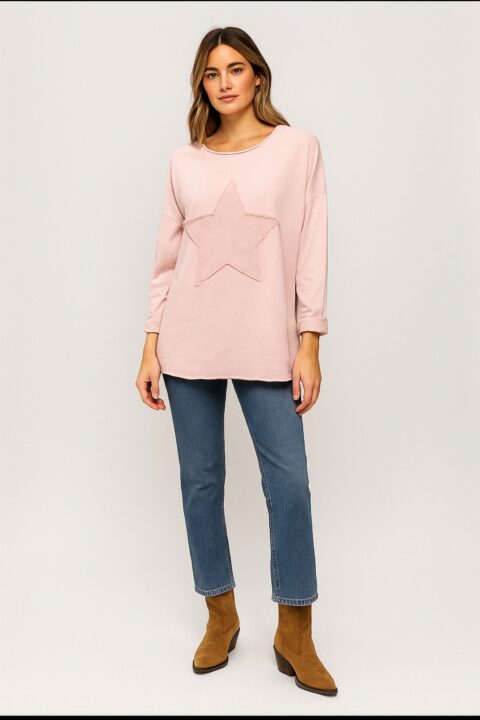 SUDADERA FINA COLOR ROSA CON ESTRELLA CENTRAL EN RELIEVE, BAJOS REDONDEADOS Y CUELLO REDONDO