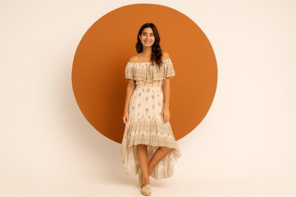 VESTIDO BARDOT BAJO IRREGULAR BLANCO DETALLES DORADOS