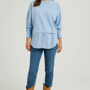 SUDADERA FINA AZUL CIELO CON BAJO CAMISERO.