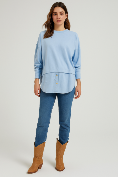 SUDADERA FINA AZUL CIELO CON BAJO CAMISERO.