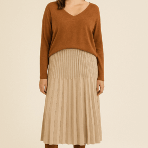 FALDA LARGA DE PUNTO PLISADA EN COLOR BEIGE