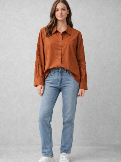 CAMISA COLOR TEJA DE MANGA LARGA CON DETALLES EN LAS MANGAS. TALLA ÚNICA.