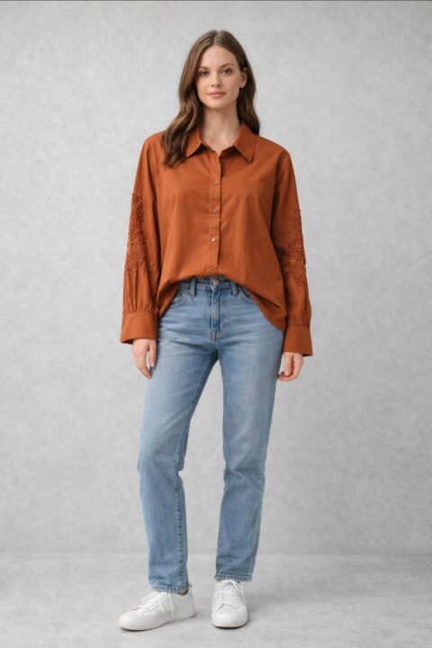 CAMISA COLOR TEJA DE MANGA LARGA CON DETALLES EN LAS MANGAS. TALLA ÚNICA.