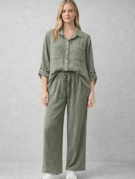 CONJUNTO ARRUGADO VERDE KAKI. CAMISA DE MANGA CORTA Y PANTALÓN PALAZZO CON CINTURA ELÁSTICA. TALLA ÚNICA.