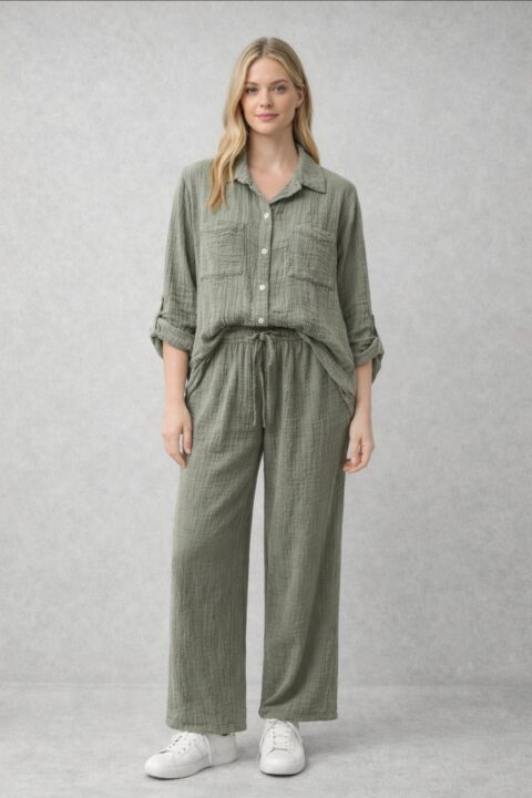 CONJUNTO ARRUGADO VERDE KAKI. CAMISA DE MANGA CORTA Y PANTALÓN PALAZZO CON CINTURA ELÁSTICA. TALLA ÚNICA.