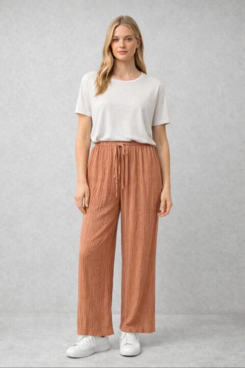 PANTALÓN PALAZZO TEXTURA ARRUGADA EN COLOR NARANJA PASTEL. CINTURA ELÁSTICA. TALLA ÚNICA.
