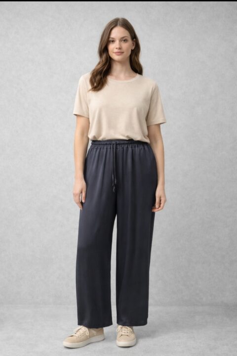 PANTALÓN PALAZZO DE RASO EN COLOR AZUL MARINO. CINTURA ELÁSTICA. TALLA ÚNICA.